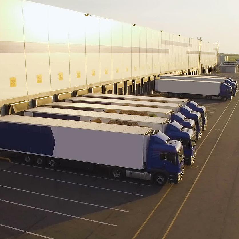 Camions dans un entrepôt de distribution